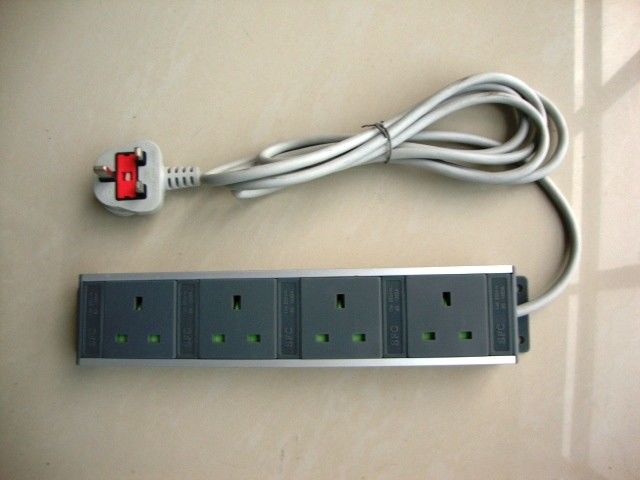 Hitam UK 4 Socket Listrik Extension Cord, Rack Mount Unit Distribusi Daya