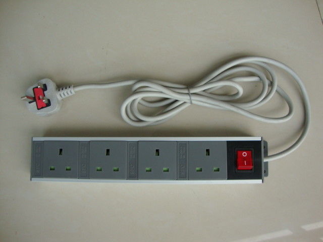 4 Receptacles Horizontal UK European Power Strip Dengan Sakelar Untuk Peralatan Dapur