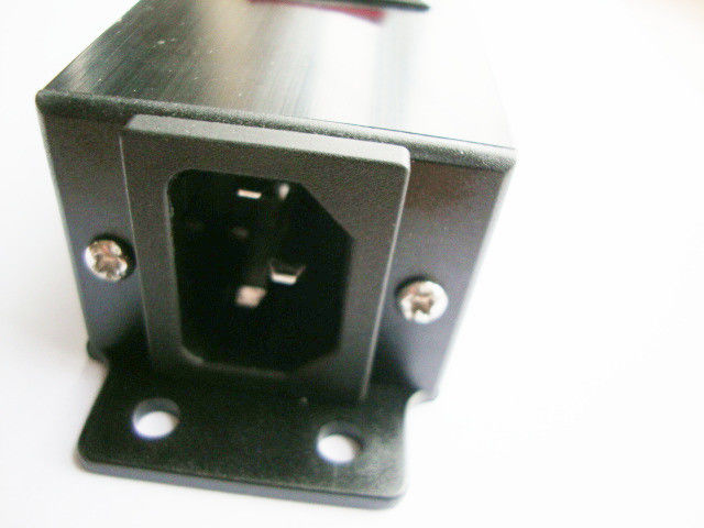 Italy / Chile 4 Outlet Mountable European Power Strip Bar Dengan Surge Protector / On Off Switch dan Konektor IEC 320 Plug