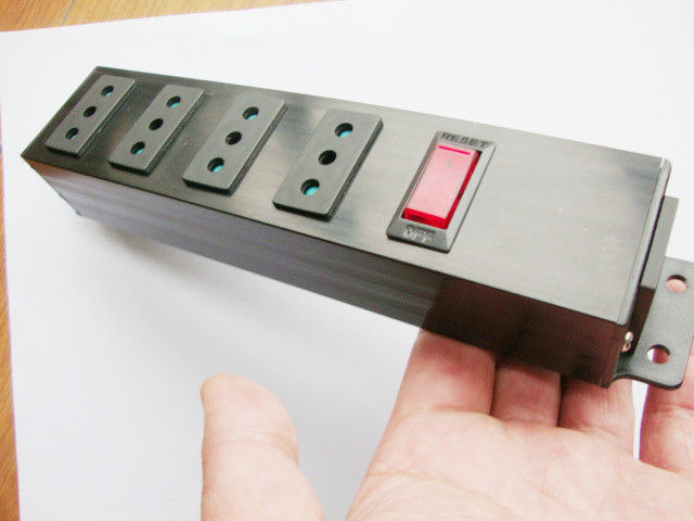 Italy / Chile 4 Outlet Mountable European Power Strip Bar Dengan Surge Protector / On Off Switch dan Konektor IEC 320 Plug
