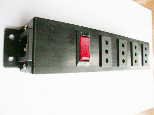 Italy / Chile 4 Outlet Mountable European Power Strip Bar Dengan Surge Protector / On Off Switch dan Konektor IEC 320 Plug