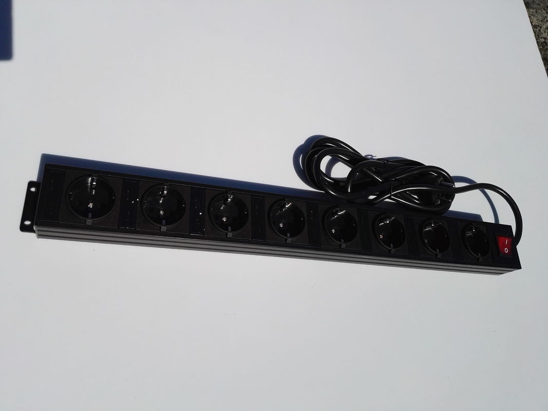 Jerman Black 8 Outlet Power Bar Dengan Kabel Ekstra Panjang / Aluminium Perumahan Schuko Plug